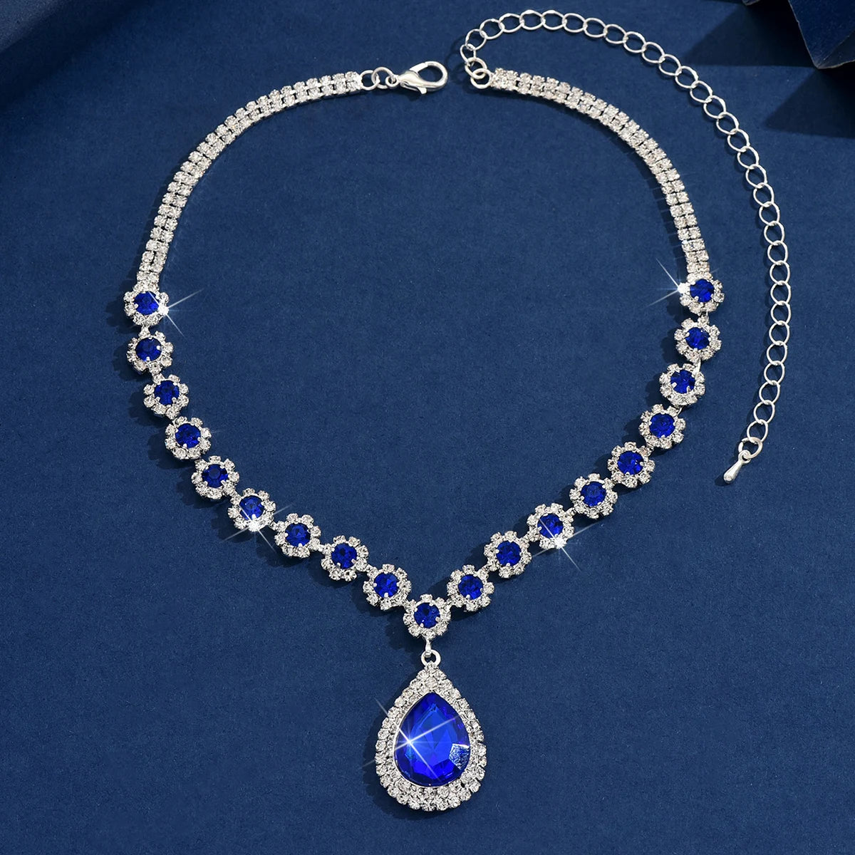 Collar con Dije de Flor y Gota de Cristal