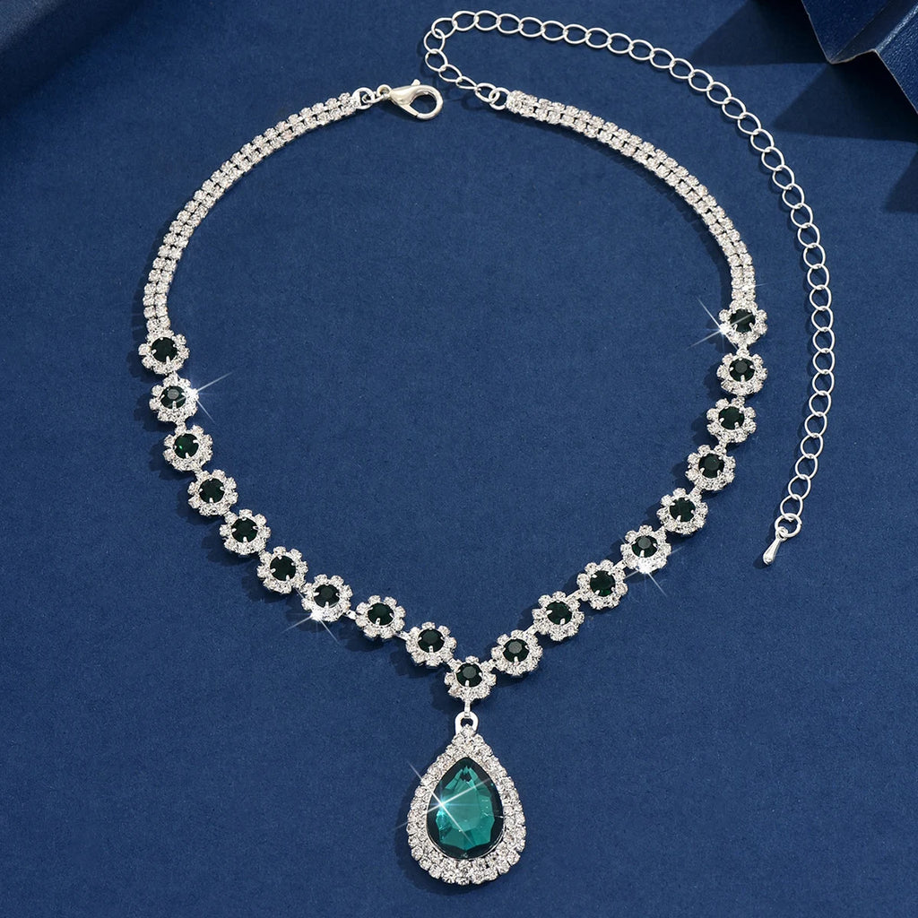 Collar con Dije de Flor y Gota de Cristal